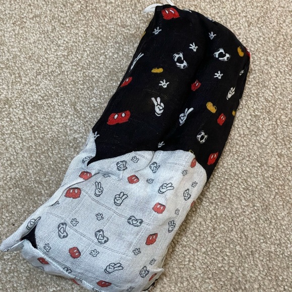 ✨Disney Print Muslin Blanket✨ - Picture 3 of 3